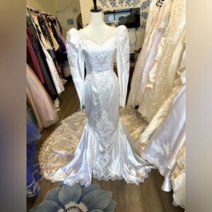 Absolutely Stunning Vintage Wedding  Dress